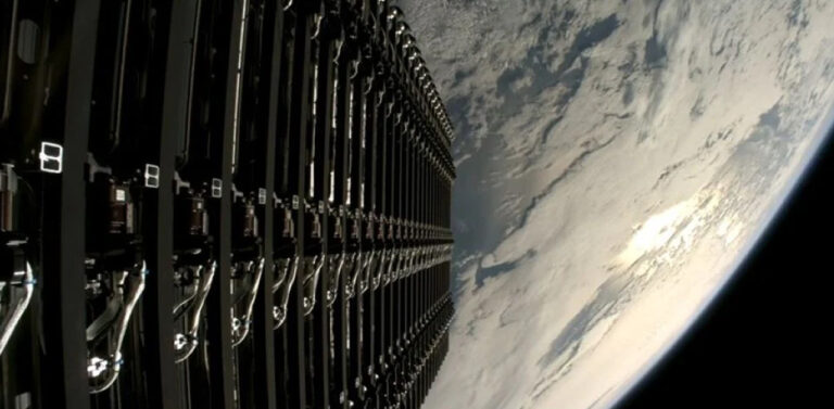 Starlink Satellite Orbit Se Gir Raha Hai: Partial Breakup Ke Baad SpaceX Alert